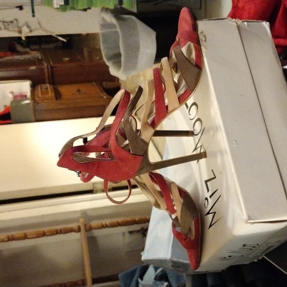 Zara's High Heels: Woman's Size 7.5. Strapless w/Black Zipper Along Side Back - Picture 2 of 4